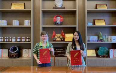 祝賀江西撫州市潘女士成功簽約翌芙萊加盟商！