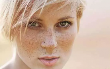 老年斑是怎么形成的，老年斑是體內(nèi)毒素過(guò)多嗎？