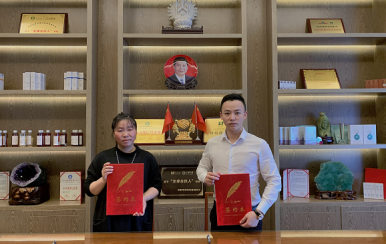 恭喜廣東潮州市潮安區(qū)龔女士成功簽約翌芙萊祛斑加盟店。